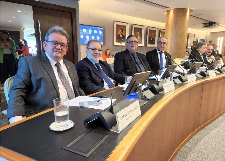 Read more about the article Diretoria da CNC homenageia Cetur pelos 67 anos de atividades