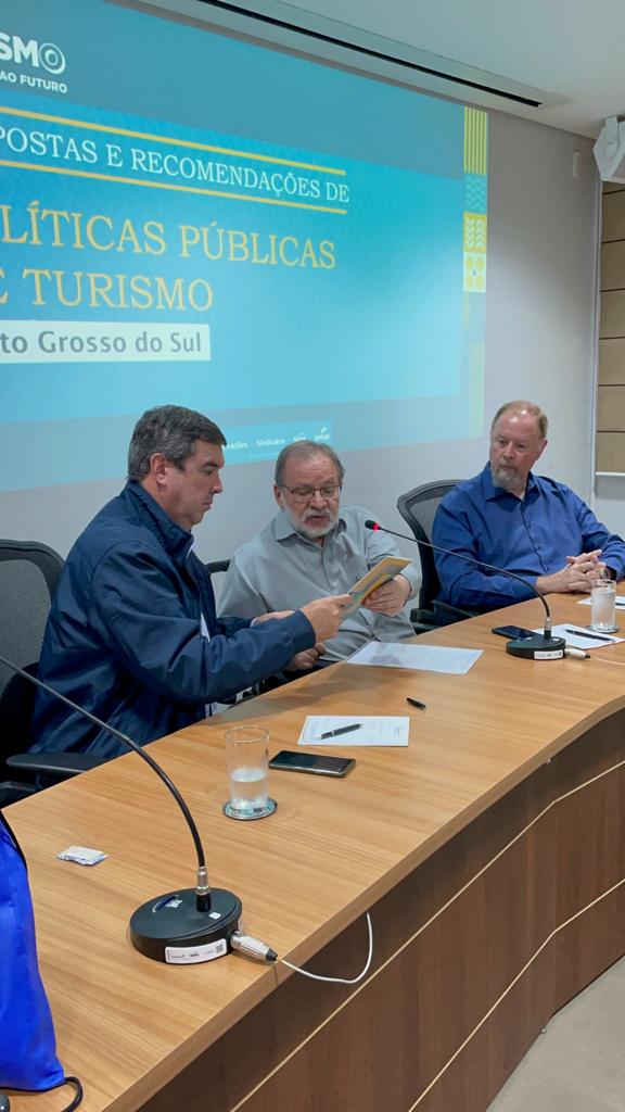 Read more about the article ﻿Programa Vai Turismo entrega carta de recomendações do setor para o candidato Eduardo Riedel